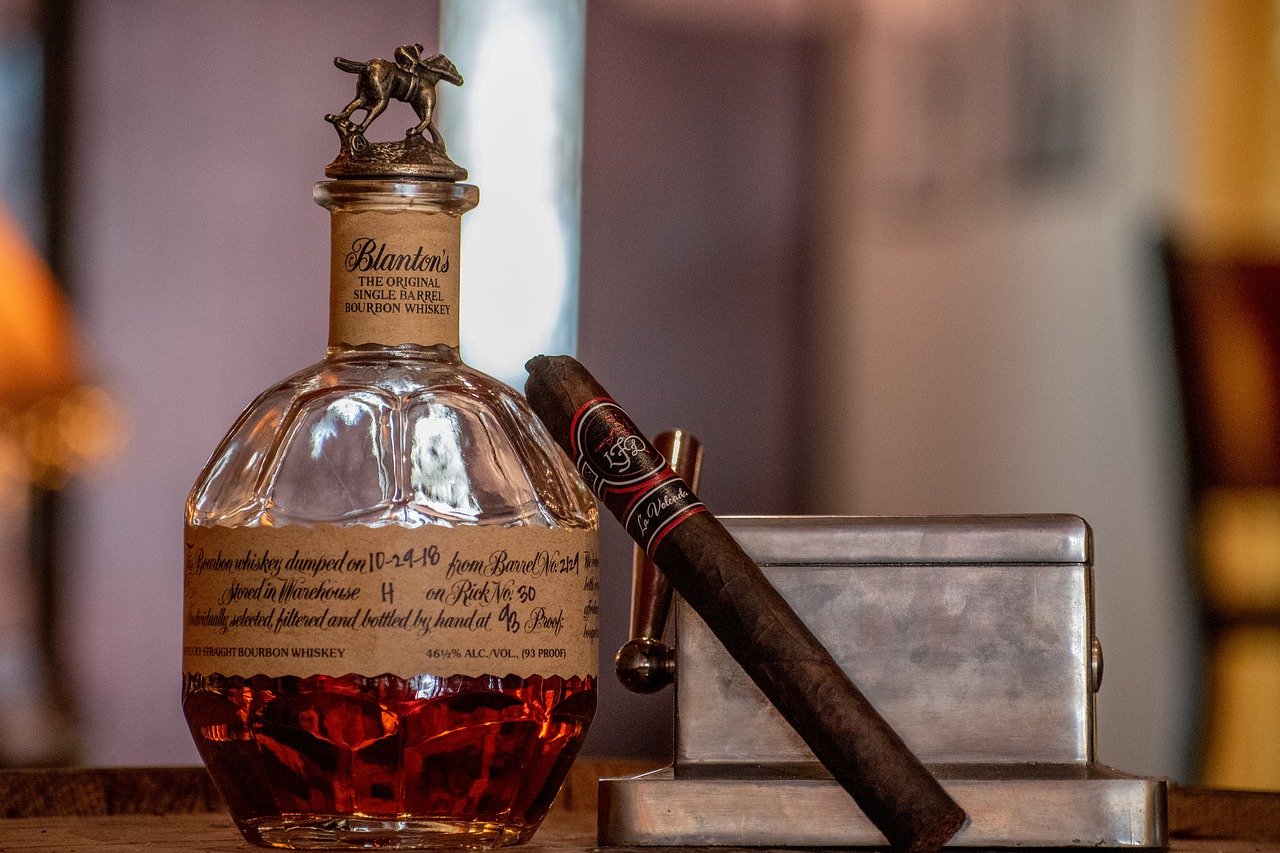 bourbon, cigar, lifestyle-4322459.jpg
